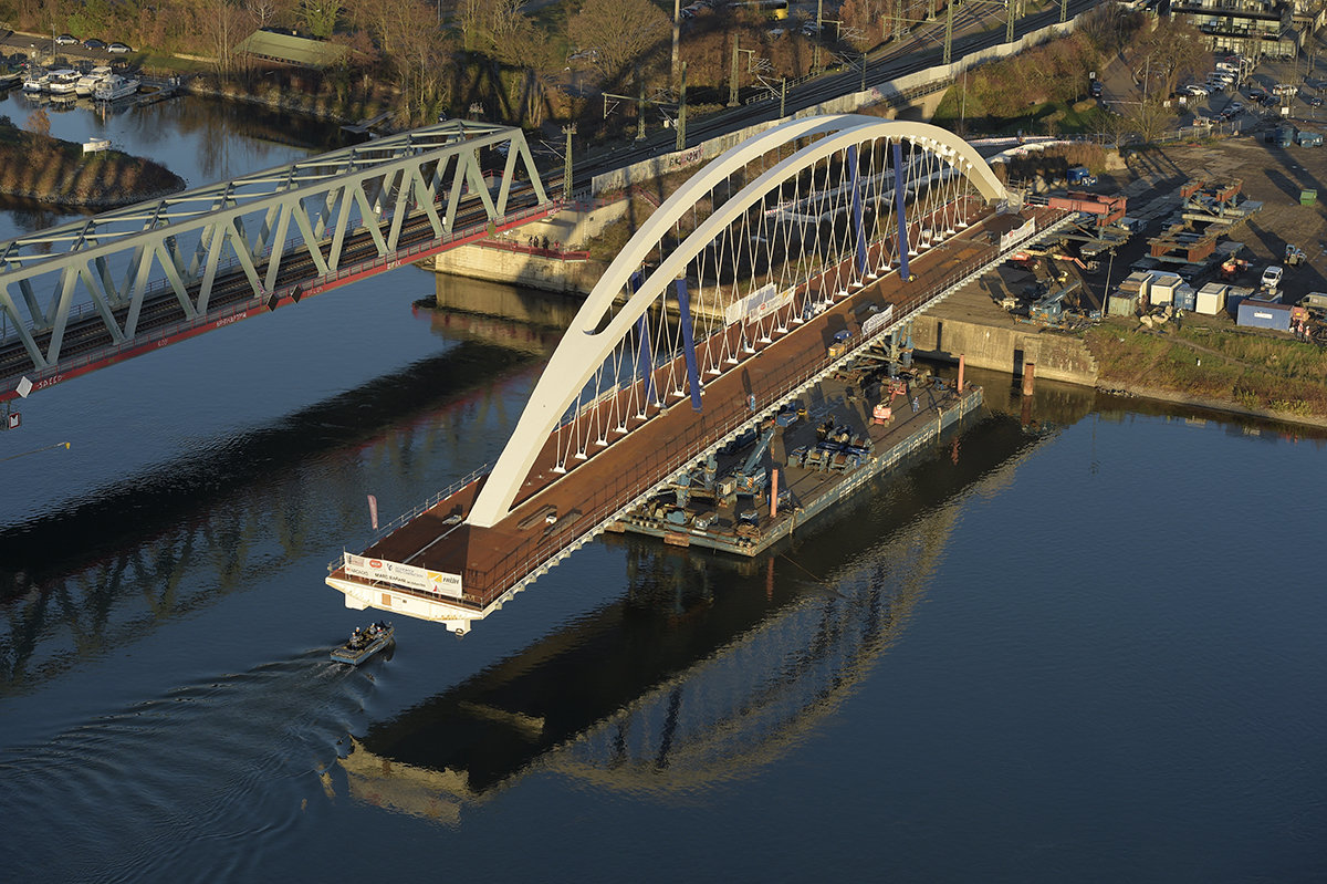 Photographie aérienne grands espaces - vue aérienne hélicoptère LGV autoroute